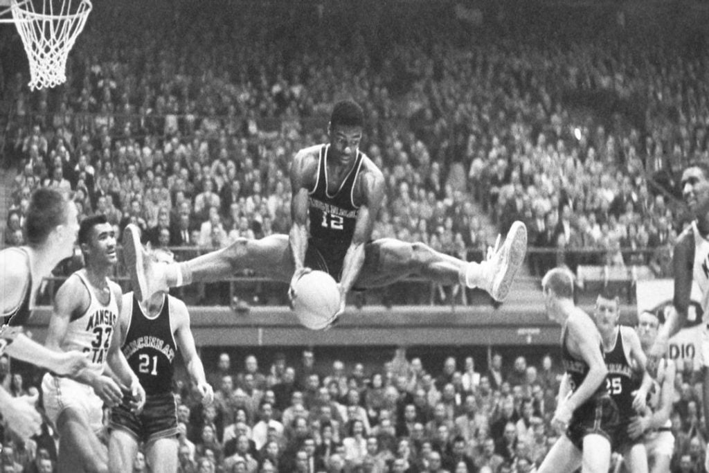 Oscar Robertson pulando com a bola