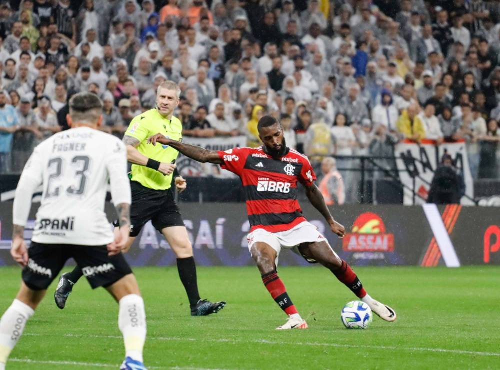 jogador do flamengo durante partida do brasileirão