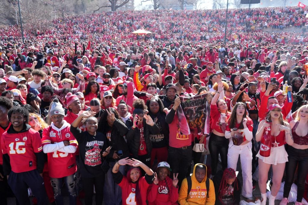 A torcida do Kansas City Chiefs comemorando o título do Super Bowl.